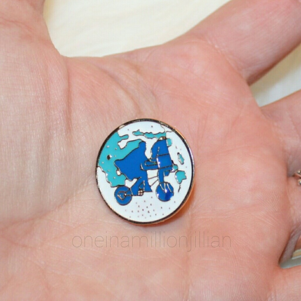 E.T. The Extraterrestrial 80's Movie Pin - Picture 2 of 2